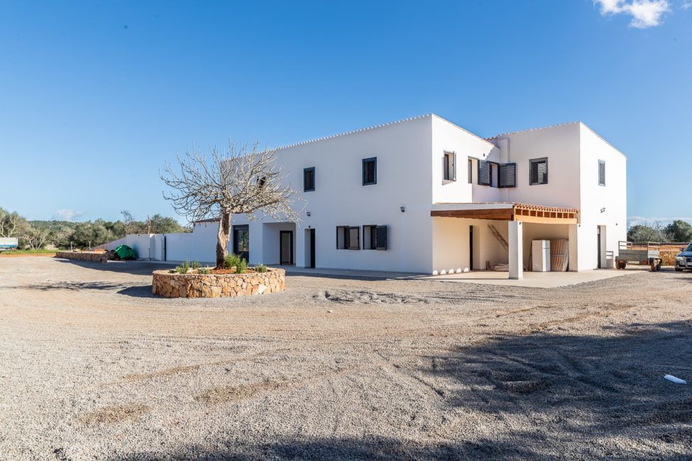 Moderne Neubau-Finca mit 23.000 m2 Grundstück und Pool in Campos