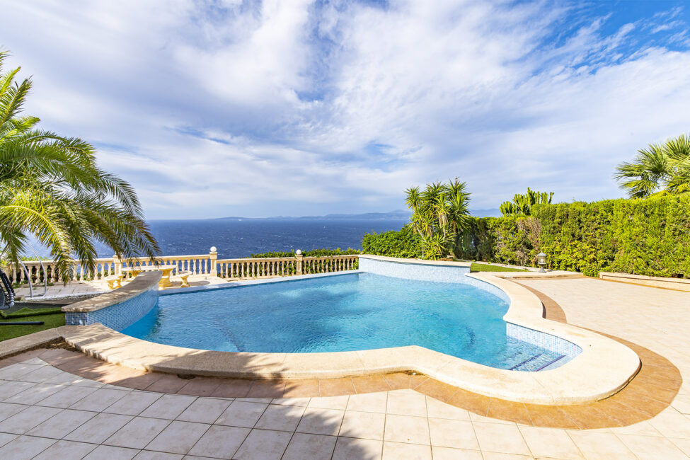 Wunderschöne mediterrane Villa in 1. Meereslinie in Bahía Grande