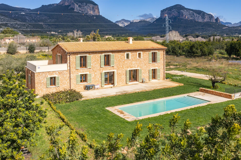 Sonnige Neubau-Finca mit wunderschönem Bergblick und Pool in Alaró