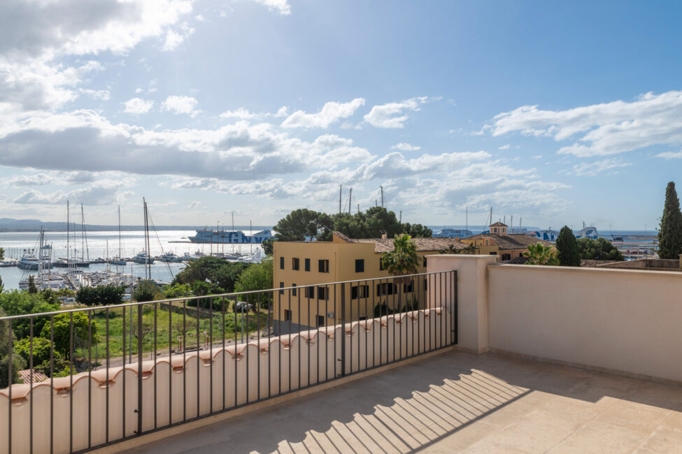 Neubau-Stadthaus mit Pool, Garage und traumhaftem Meerblick in Palma