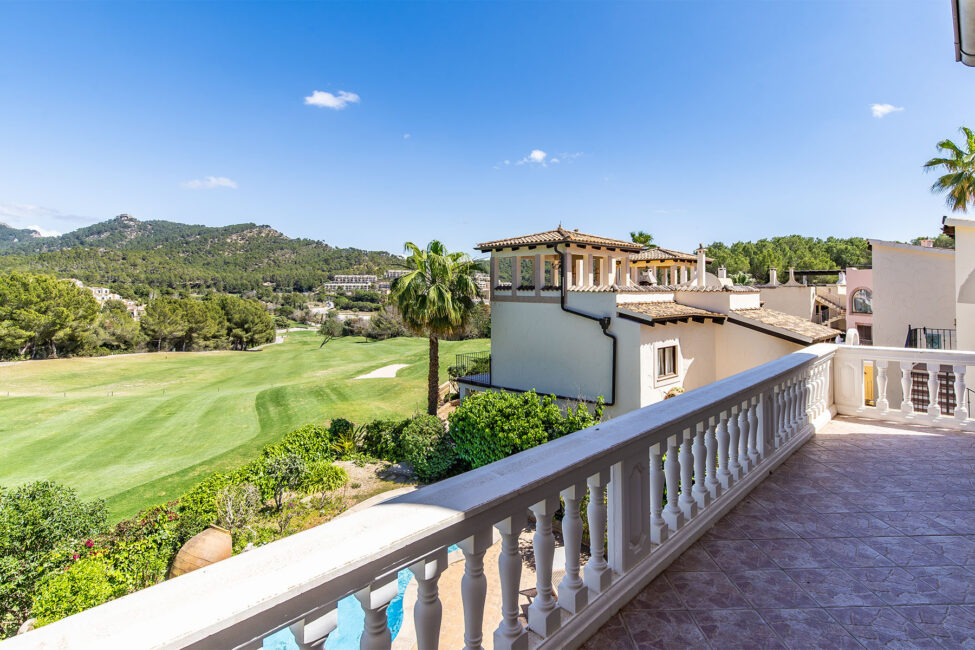 Mediterranes Reihenhaus mit privatem Pool am Golfplatz in Camp de Mar
