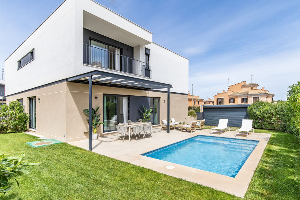 Sonnige Neubau-Doppelhaushälfte mit privatem Pool und Garten in Puig de Ros